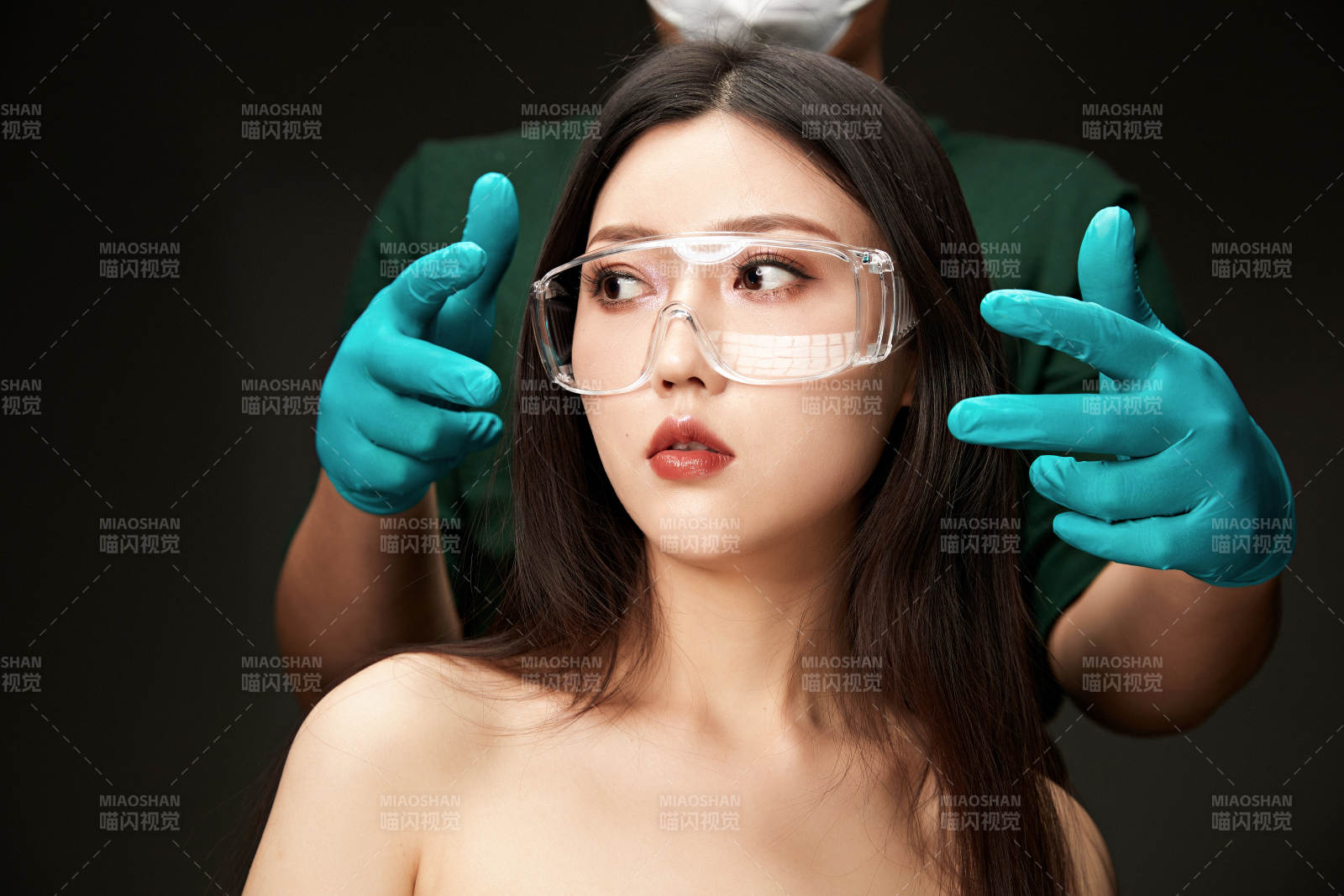 黑色背景里的亚洲美女面部特写医美整容图片