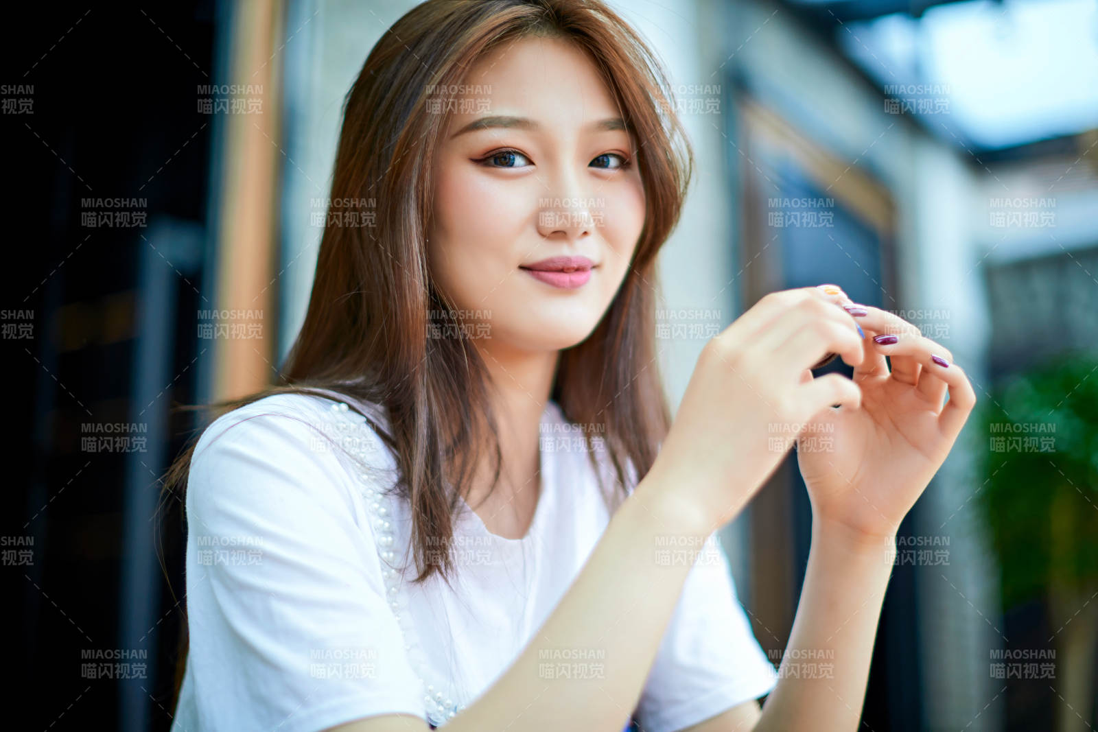 坐在咖啡图书馆吃东西的可爱少女图片