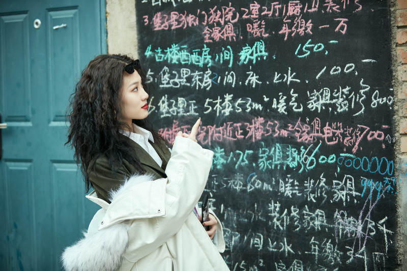 老旧城区里穿着复古港风的美丽清纯少女图片