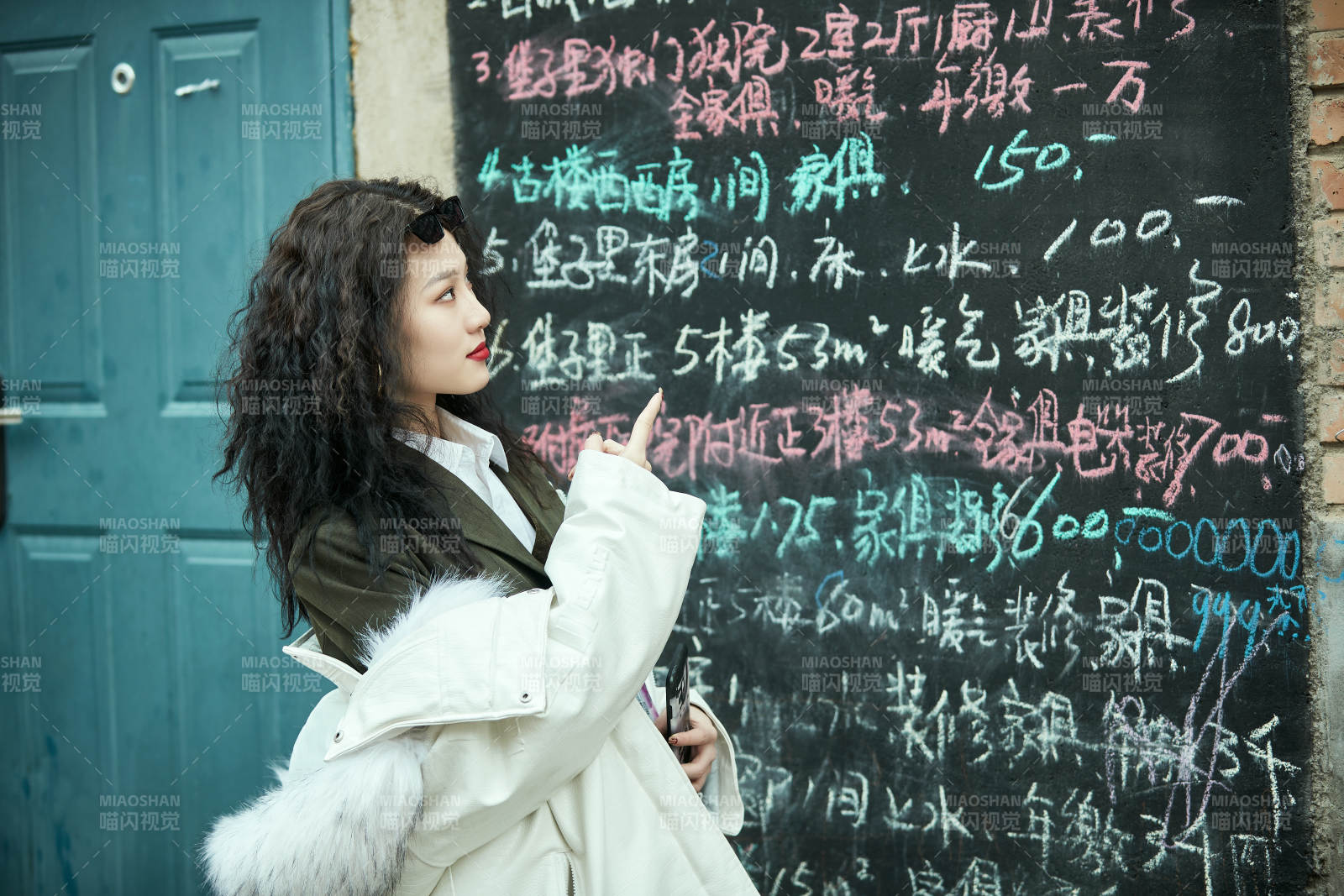 老旧城区里穿着复古港风的美丽清纯少女图片