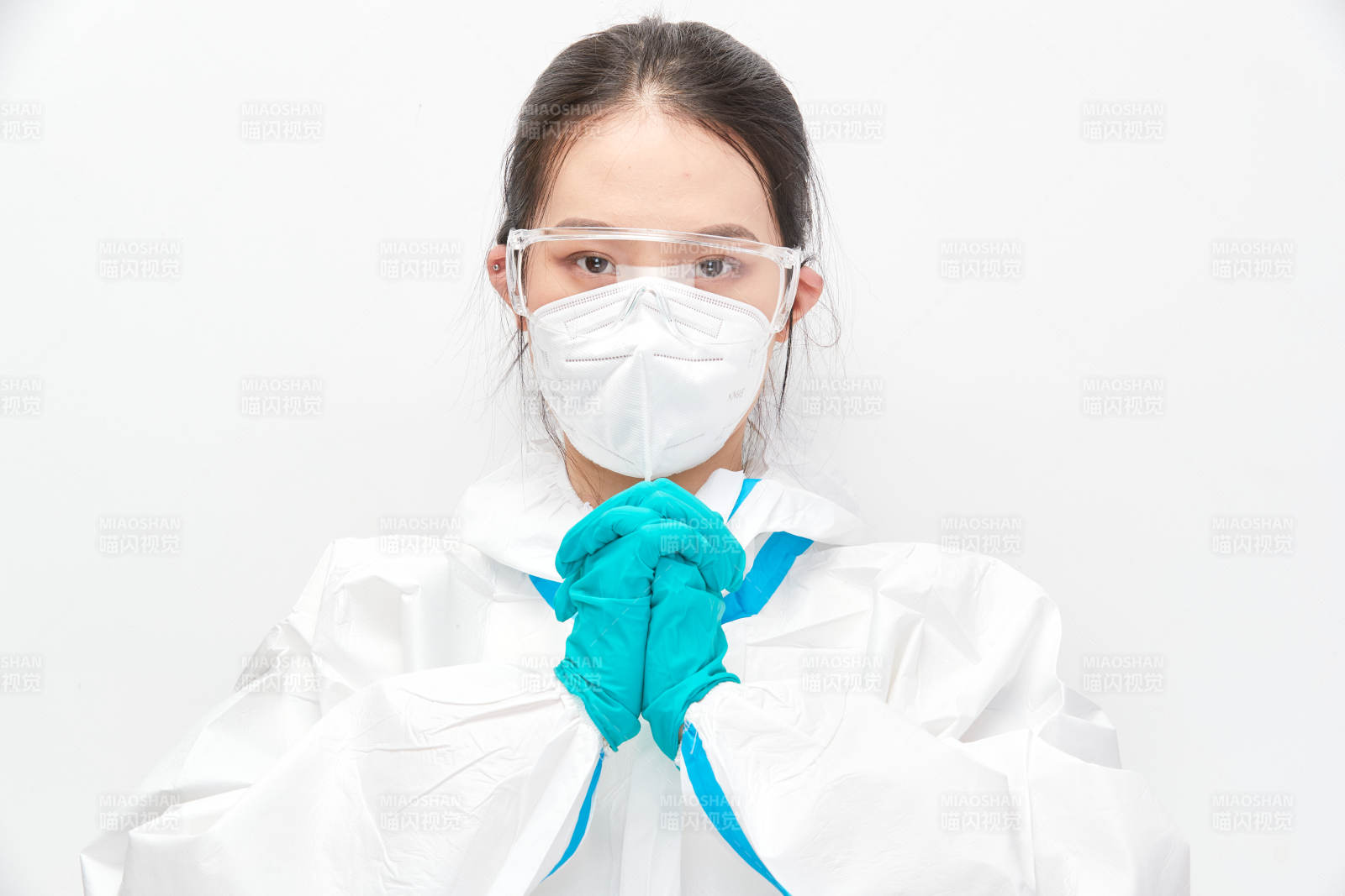 穿白色防护服佩戴护目镜口罩的女性医疗人员图片