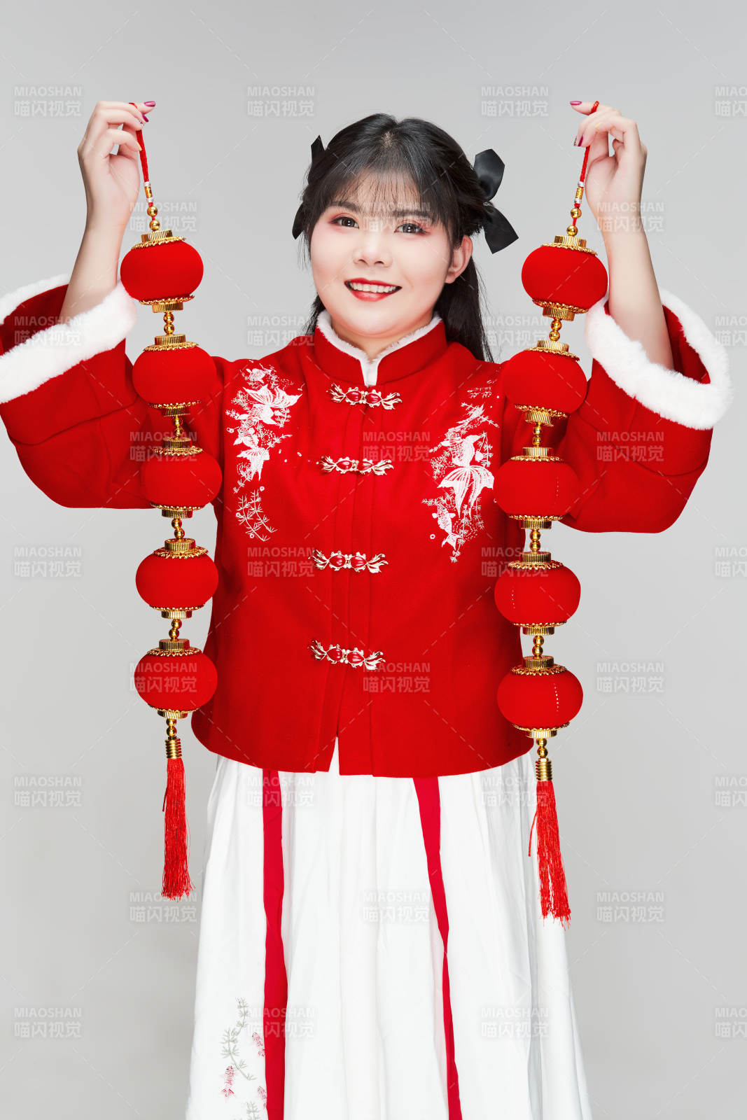 手提红灯笼身穿喜庆汉服的可爱少女图片