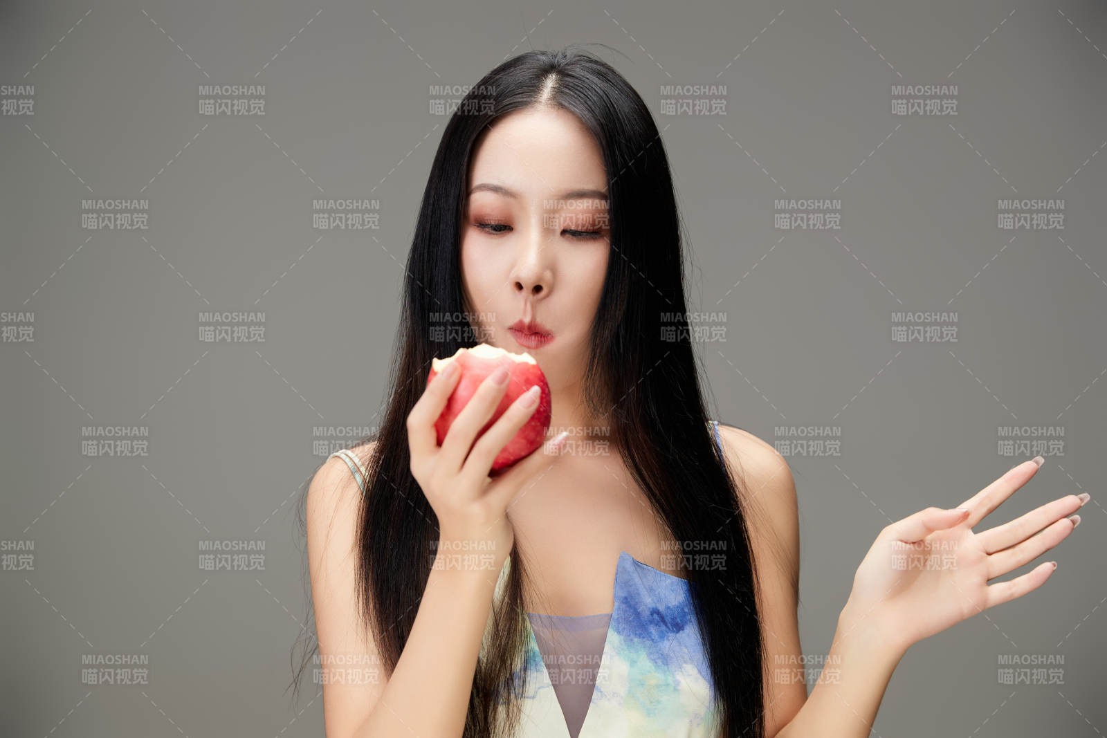 吃水果的亚洲东方长发少女图片