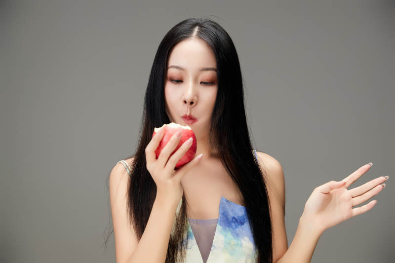 吃水果的亚洲东方长发少女图片