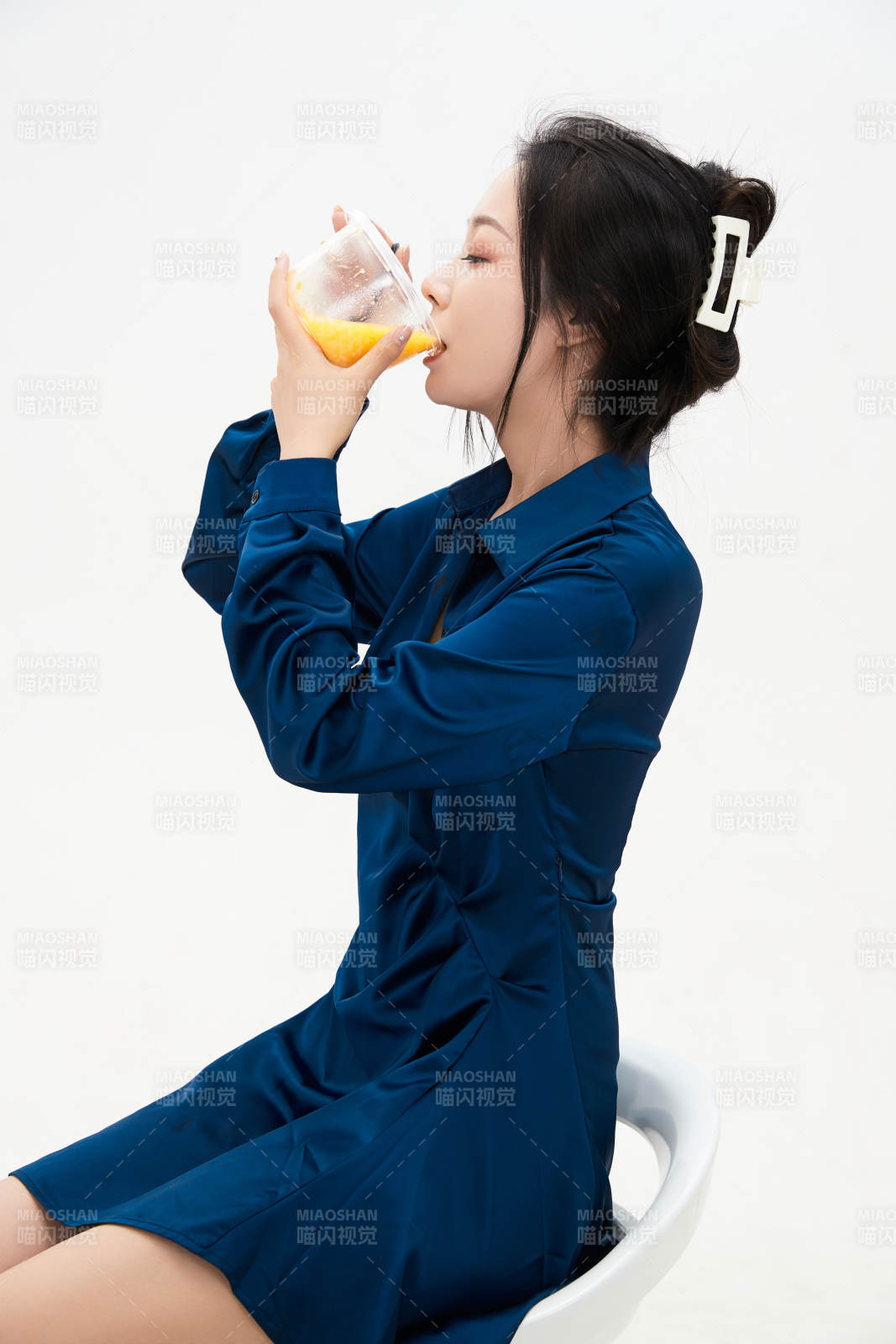 大吃特吃的亚洲可爱少女人像图片