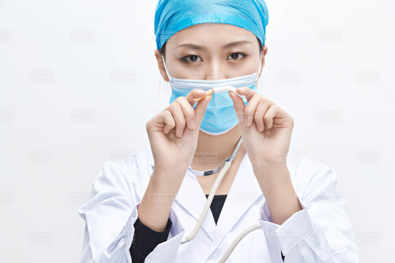 白色背景下传递传递吸烟有害健康信息的医生图片