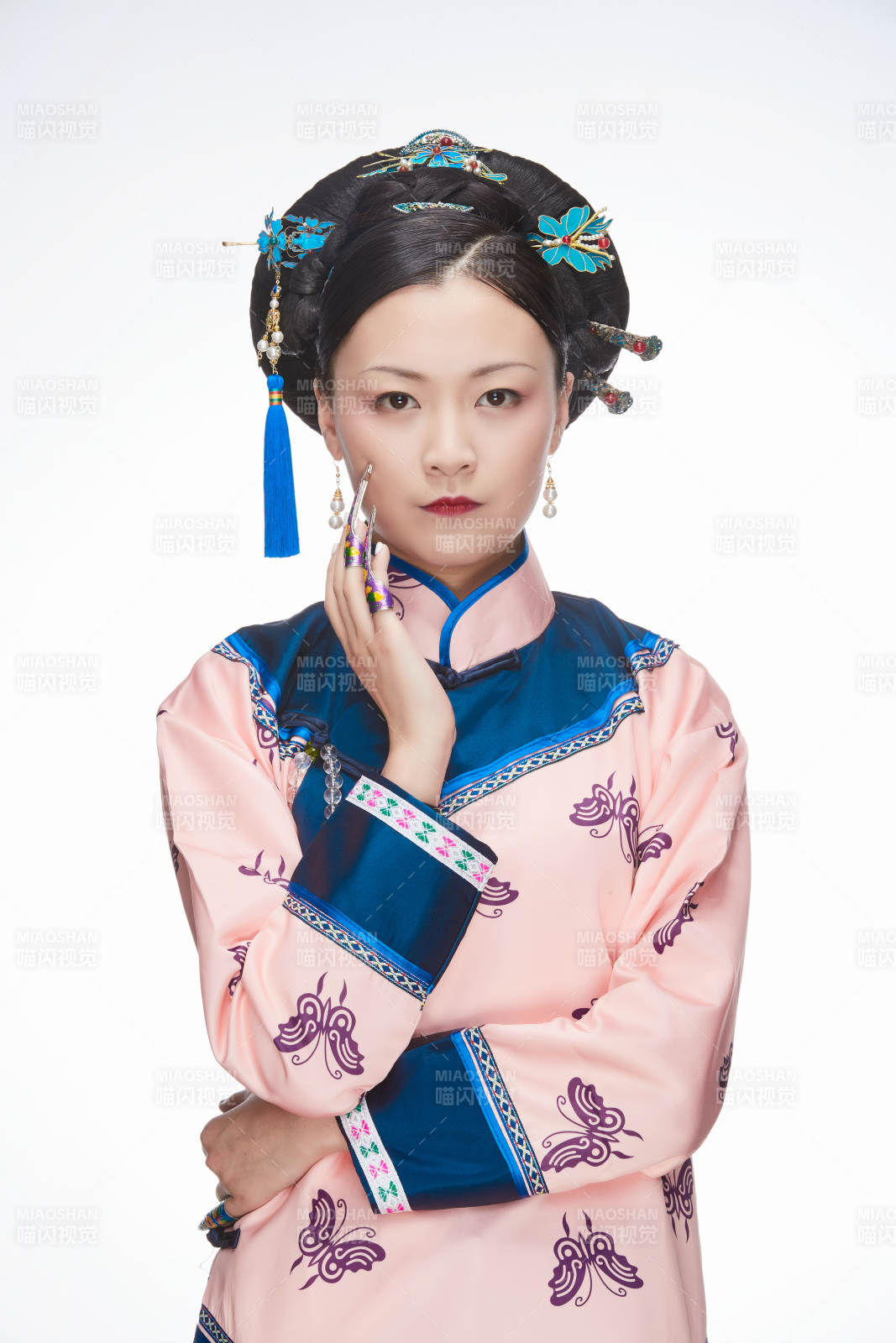 白色背景下的清代女性古装造型清朝古装图片