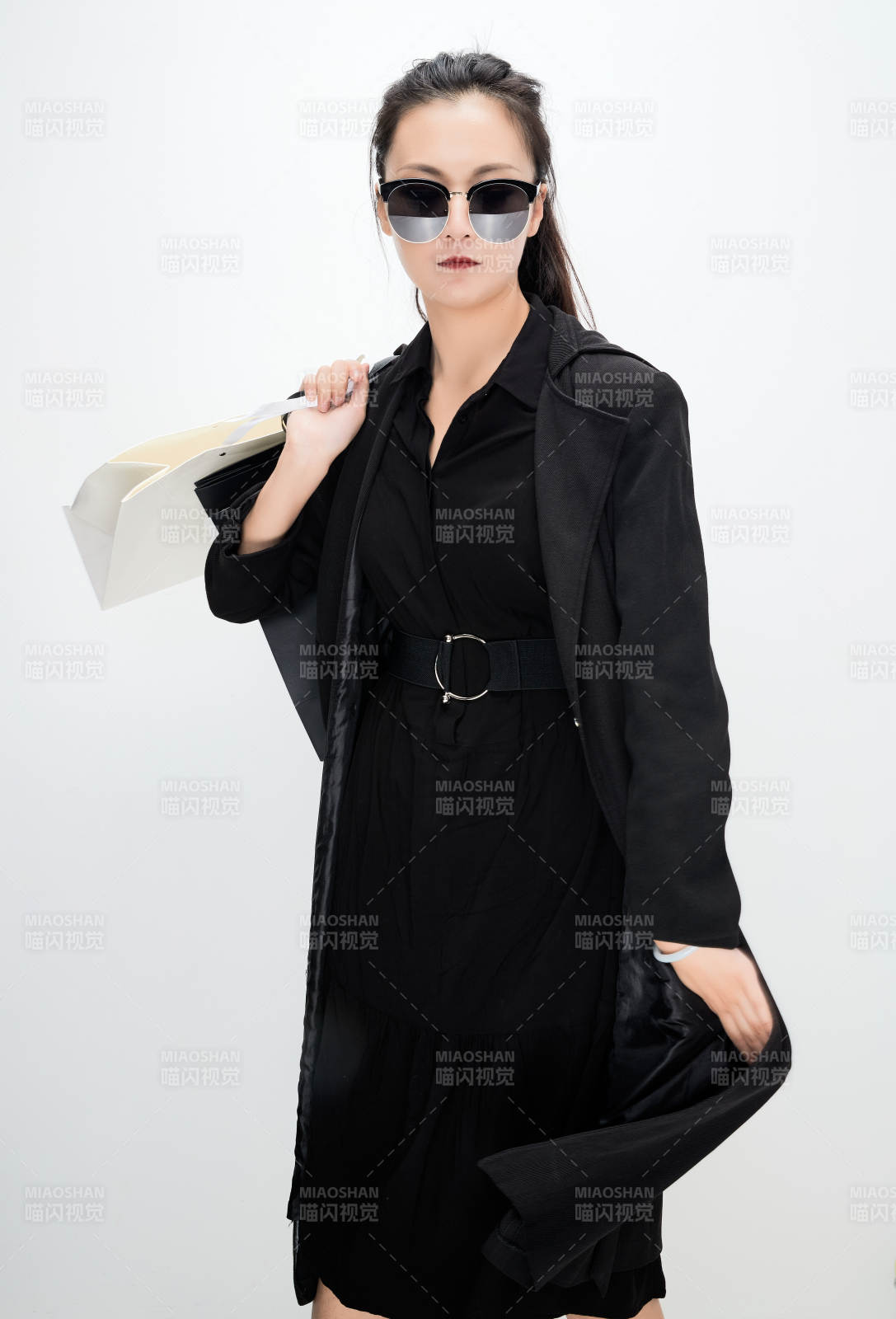 白色背景下手提购物袋时尚美丽的亚洲少女图片