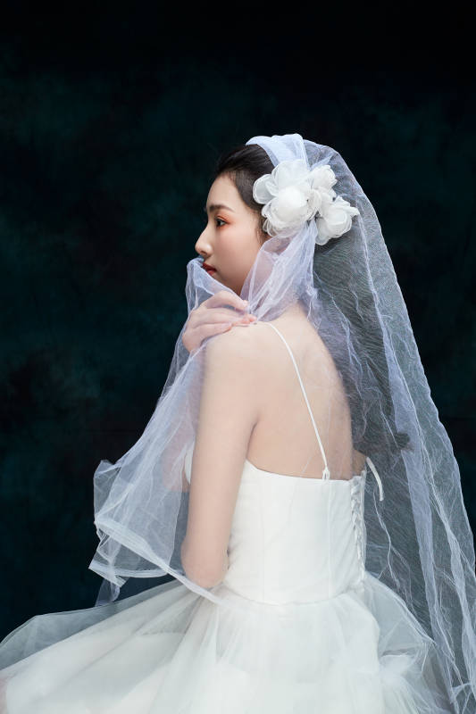 黑色背景下的女性复古婚纱妆面图片