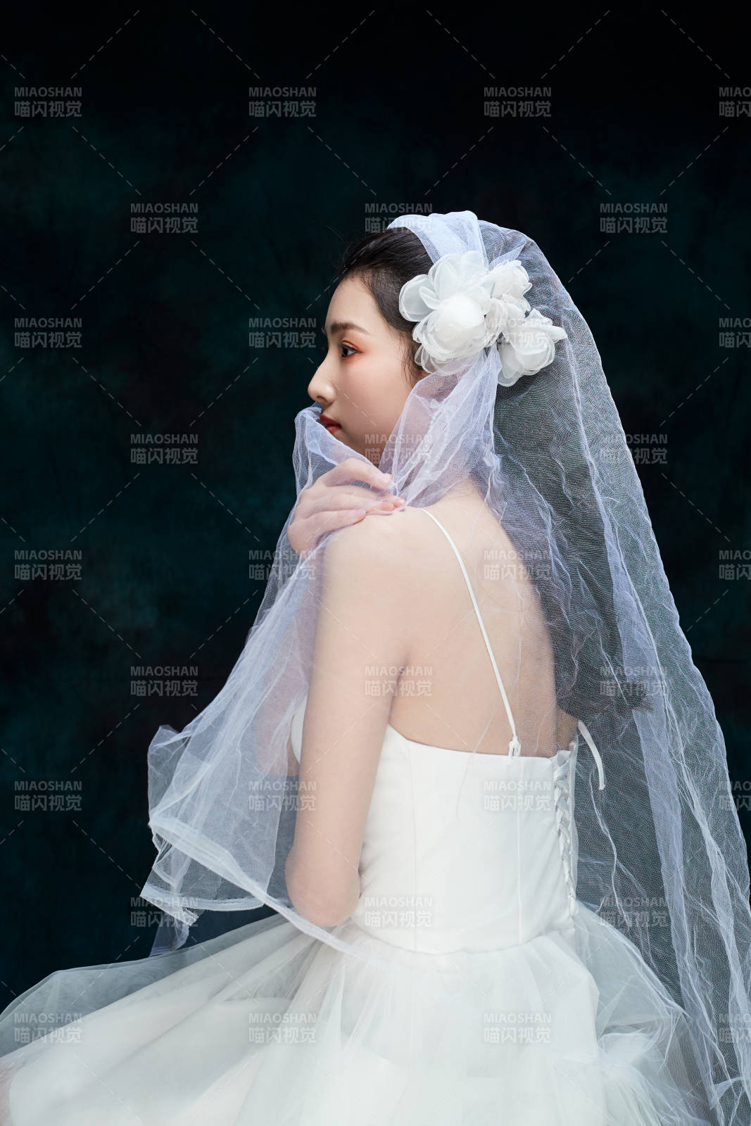 黑色背景下的女性复古婚纱妆面图片