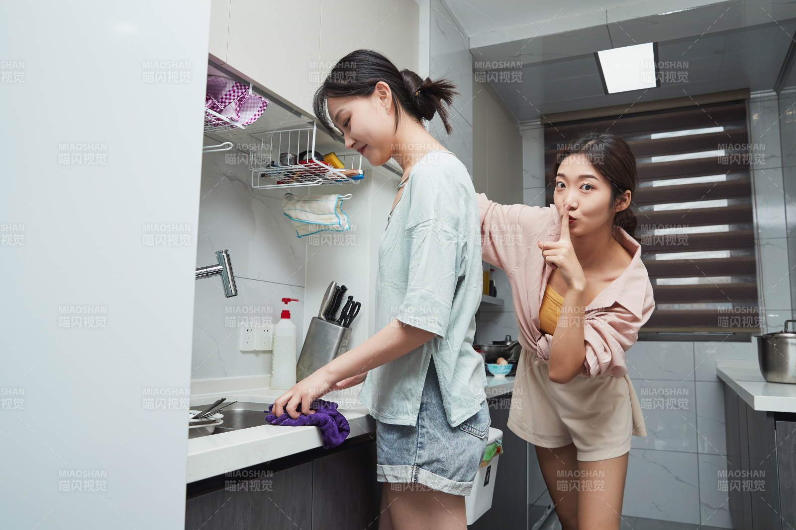 在厨房烹饪美食的亚洲闺蜜少女图片