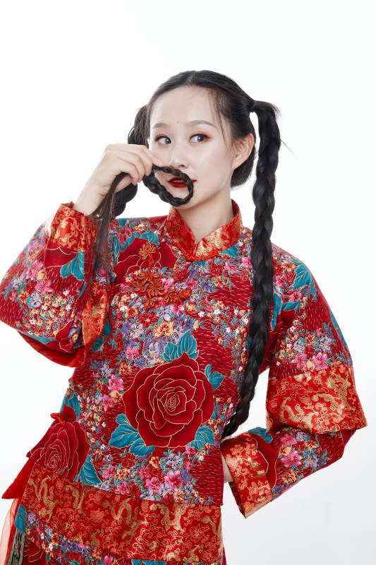 身穿中国传统服饰的青年女性图片