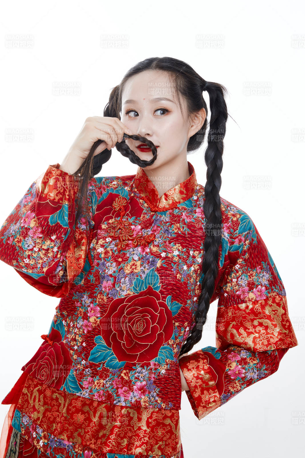 身穿中国传统服饰的青年女性图片