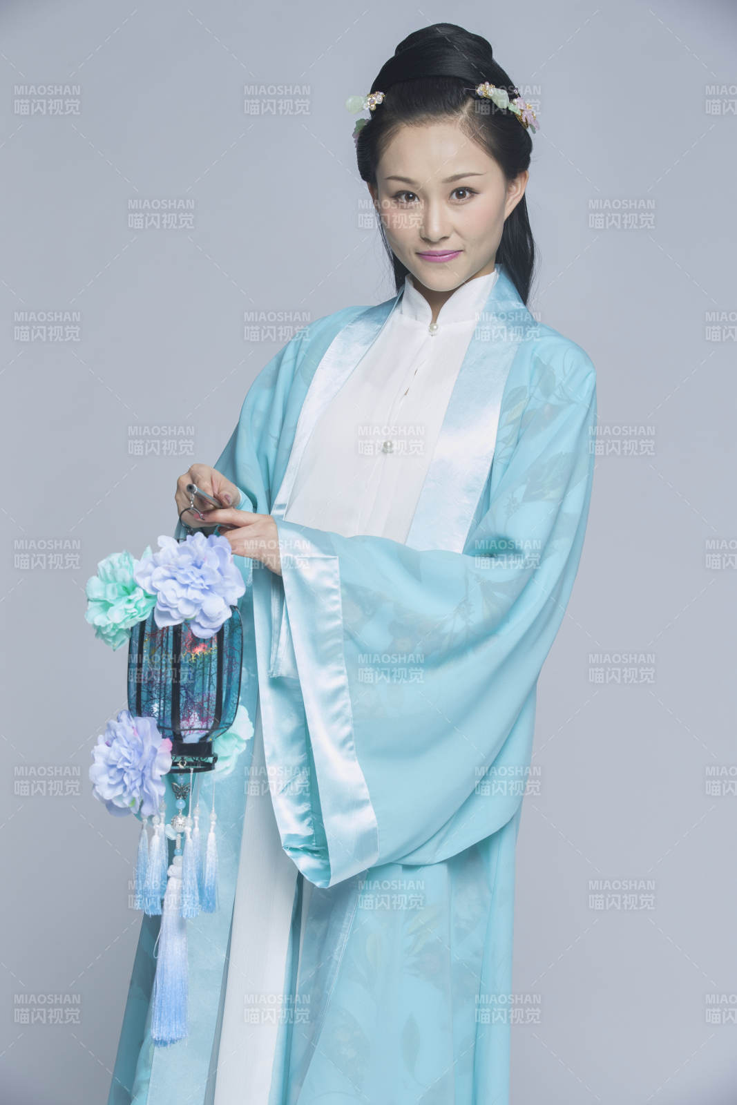 身穿古装的汉服女性人像汉服影棚拍摄图片