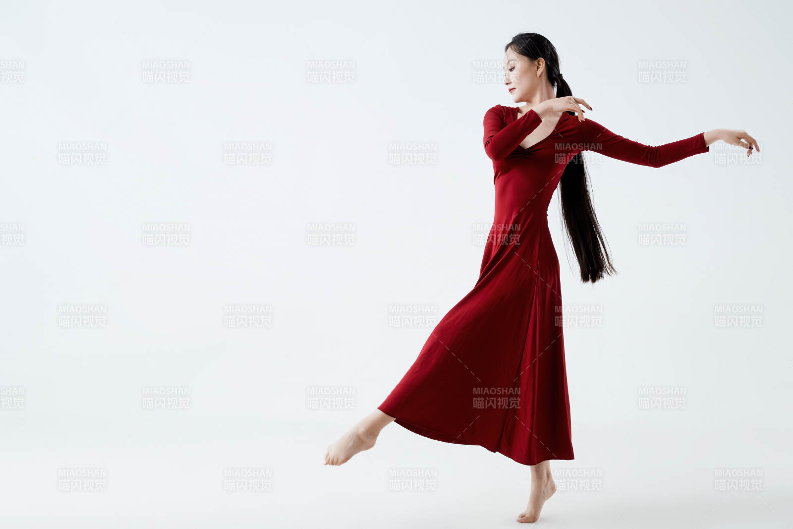 穿着红色长裙翩翩起舞的少女图片