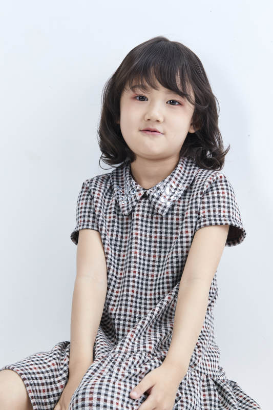 白色色背景的可爱的亚洲小女孩儿童图片