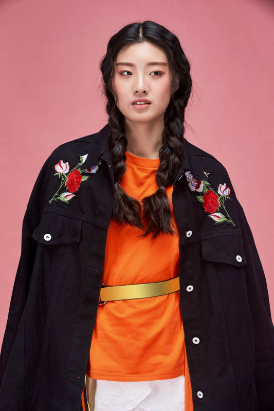 摄影棚拍摄的时尚亚洲女性模特图片