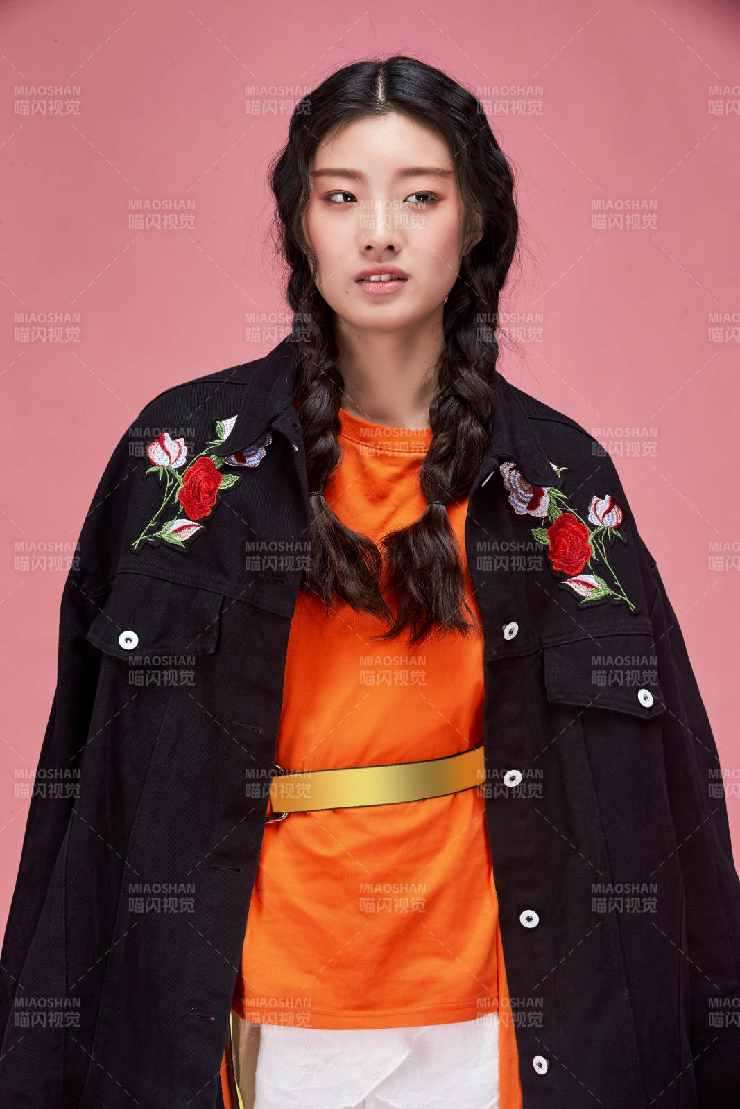 摄影棚拍摄的时尚亚洲女性模特图片