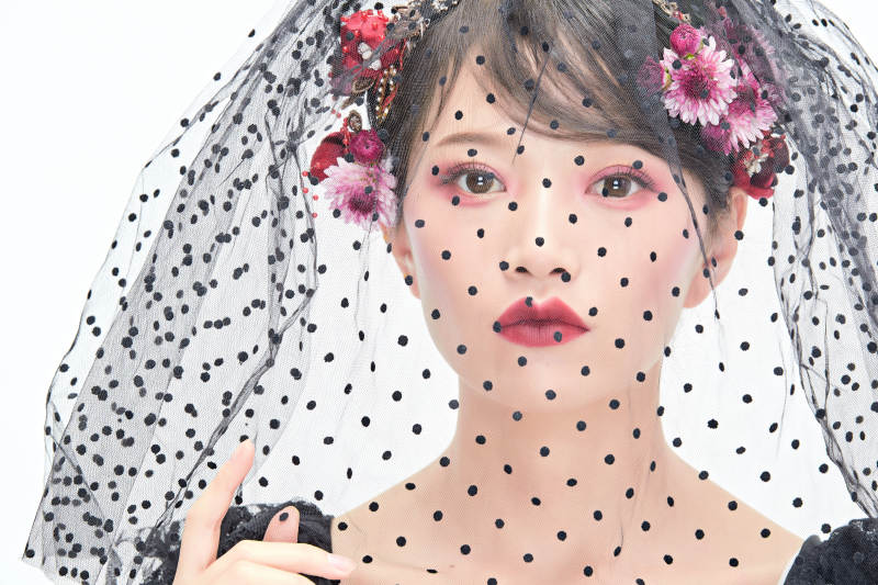 白色背景下的新娘彩妆美女人像图片