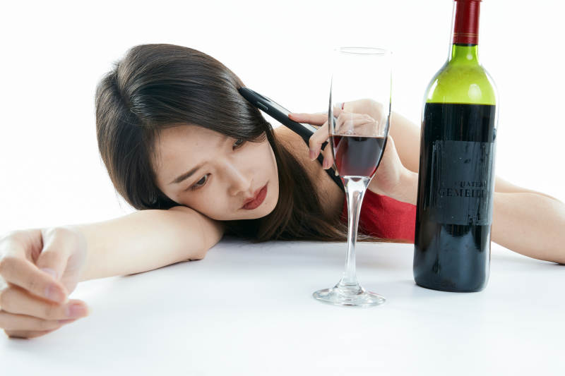 独自品尝红酒的亚洲女性图片