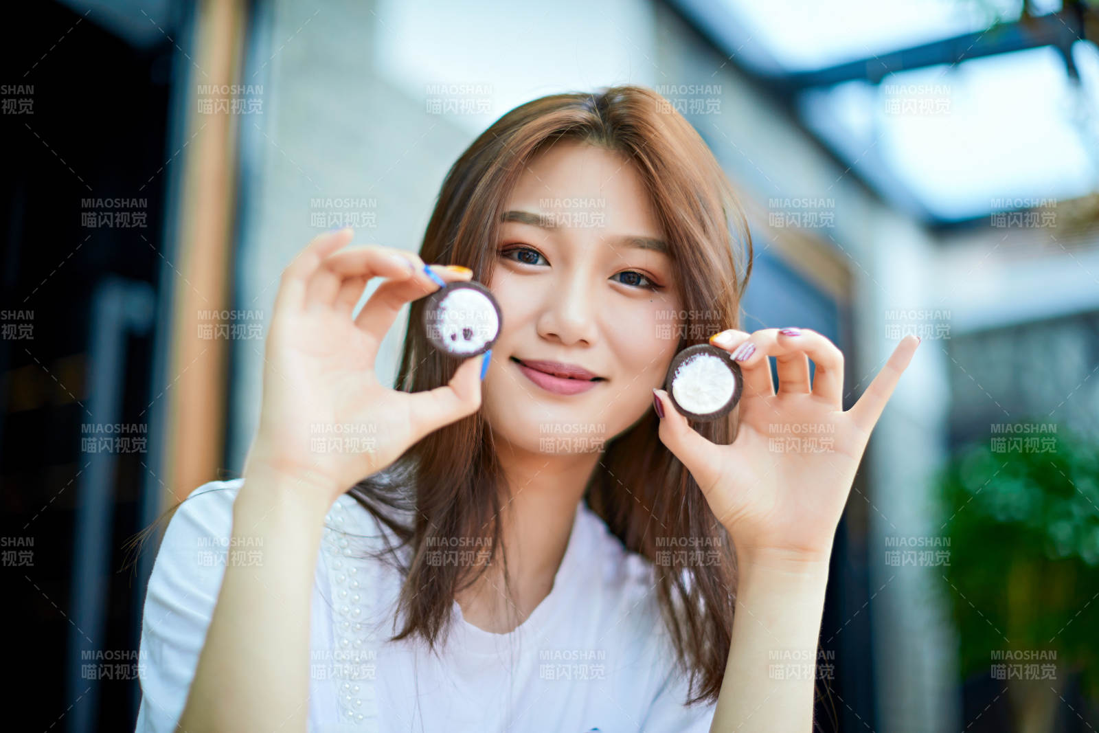 坐在咖啡图书馆吃东西的可爱少女图片