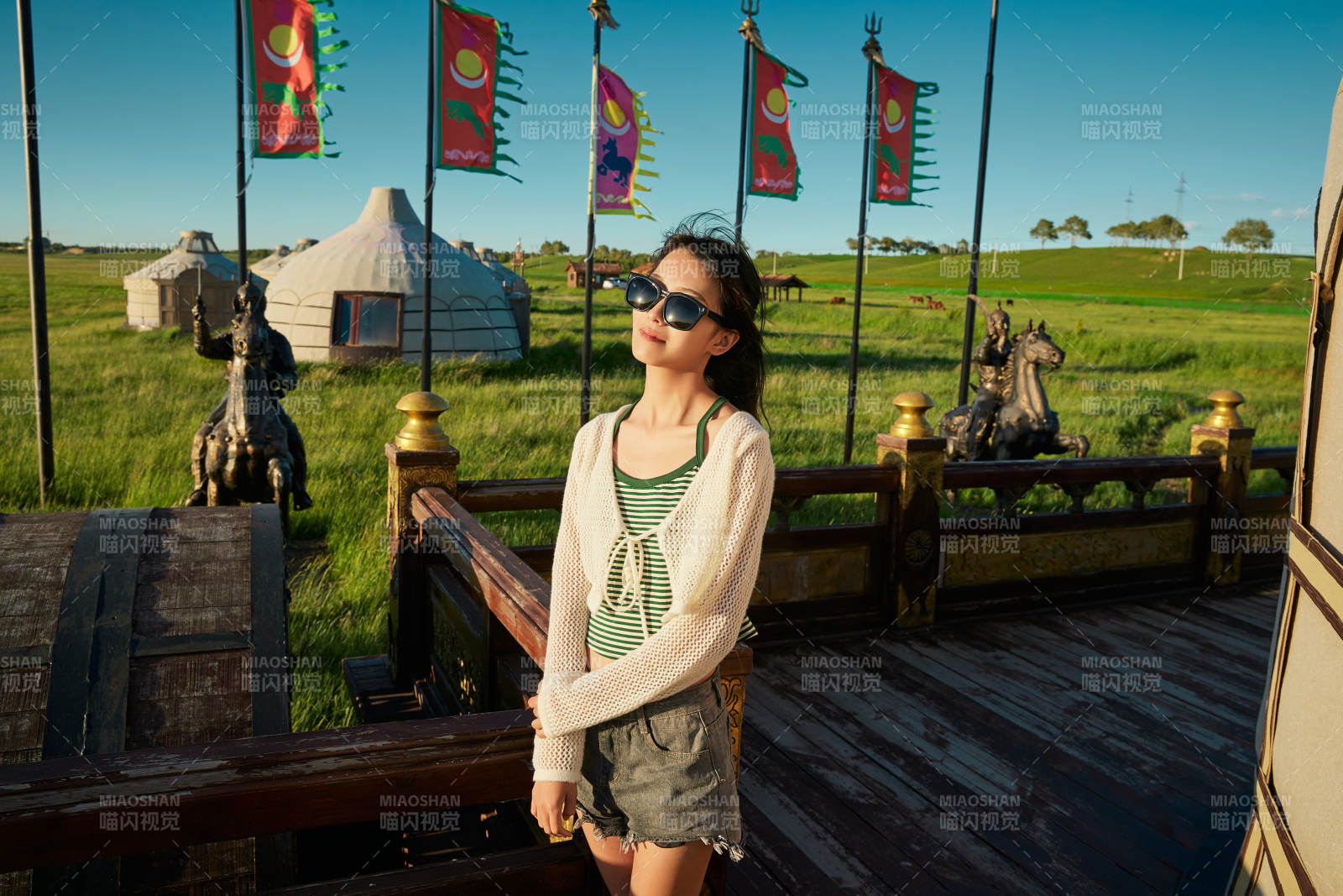 草原湿地公园游玩拍照的亚洲少女图片