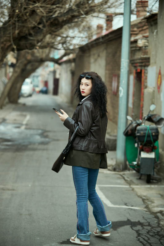 老旧城区里穿着复古港风的美丽清纯少女图片