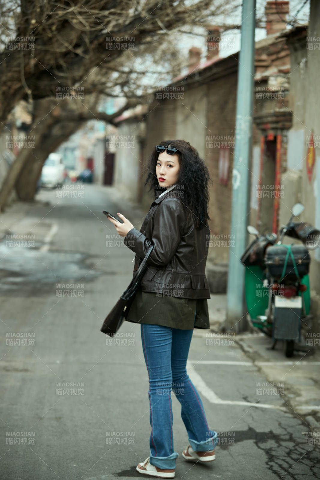 老旧城区里穿着复古港风的美丽清纯少女图片