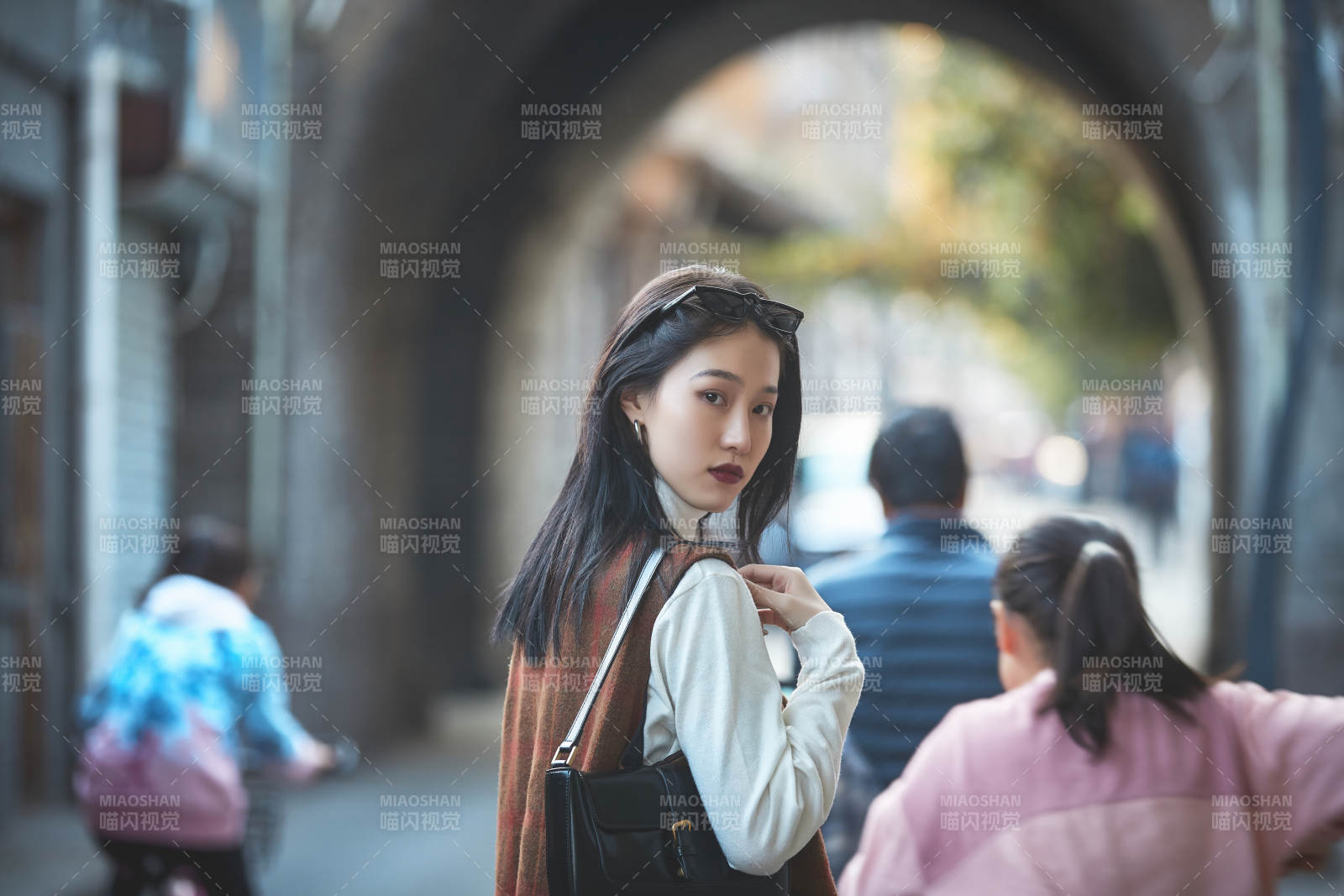 老旧城区里穿着复古港风的美丽清纯少女图片