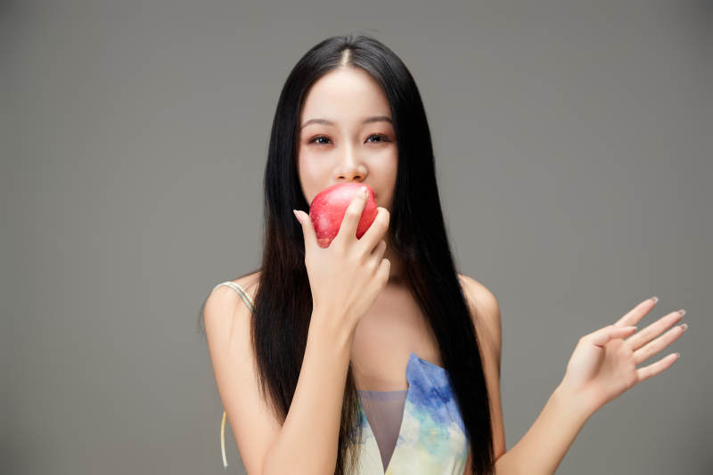 吃水果的亚洲东方长发少女图片