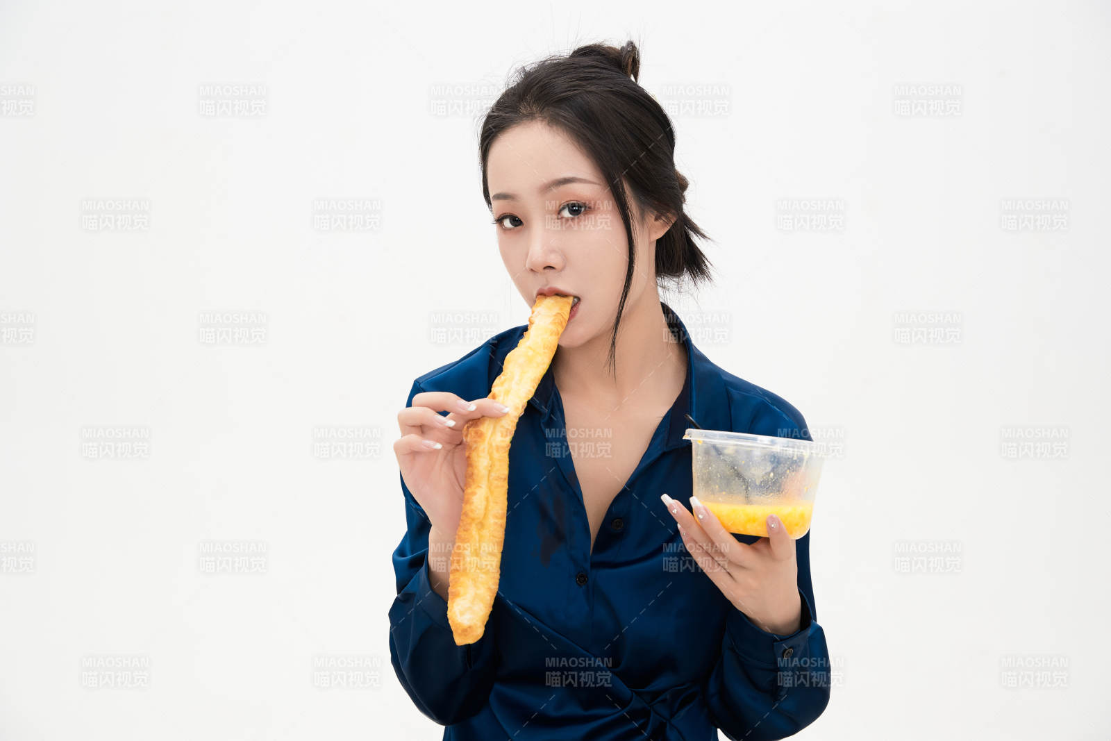 大吃特吃的亚洲可爱少女人像图片