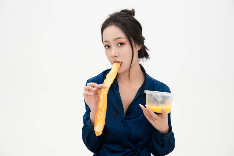 大吃特吃的亚洲可爱少女人像图片