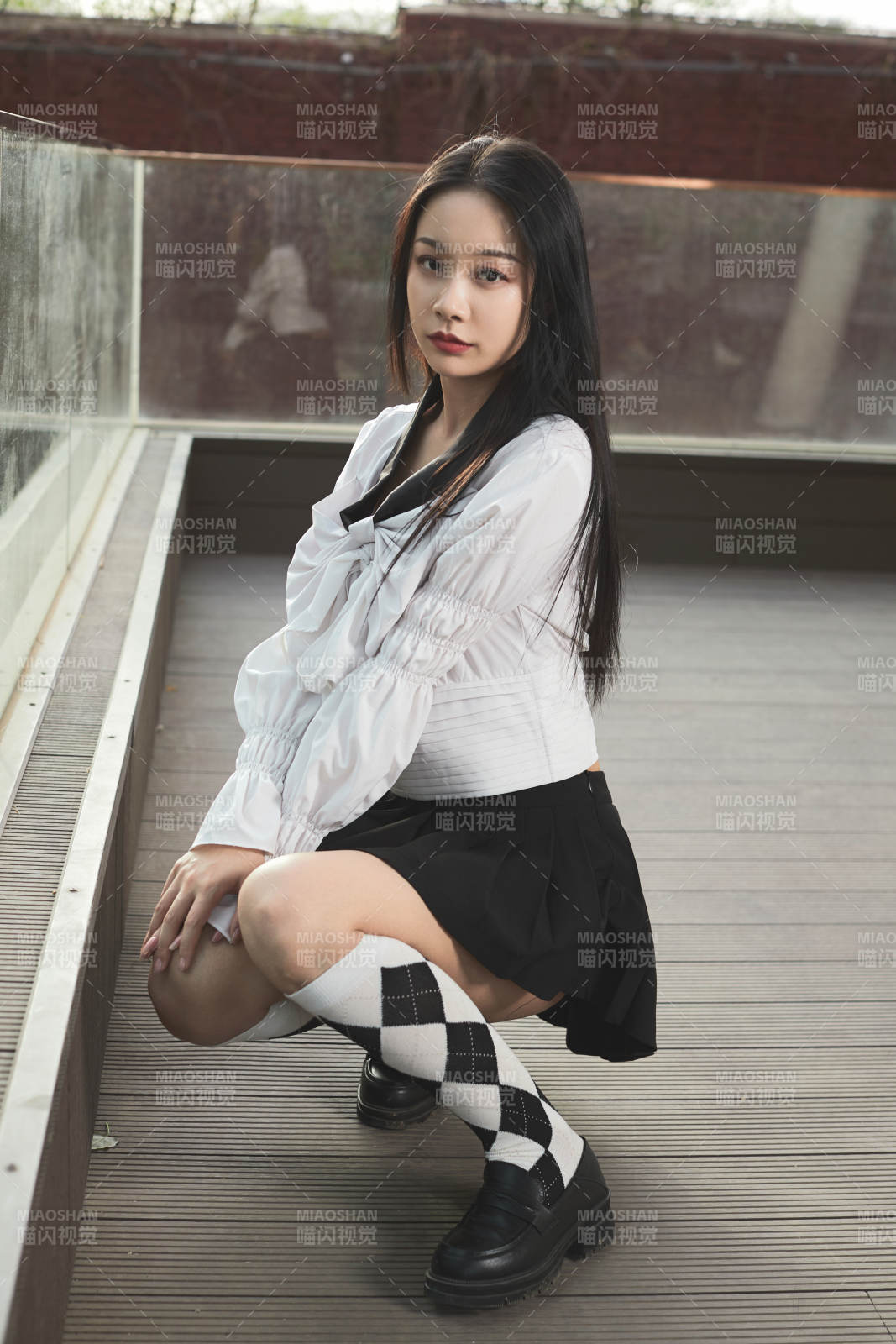 日系户外公园穿jk校服的少女图片