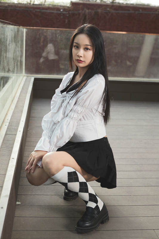 日系户外公园穿jk校服的少女图片