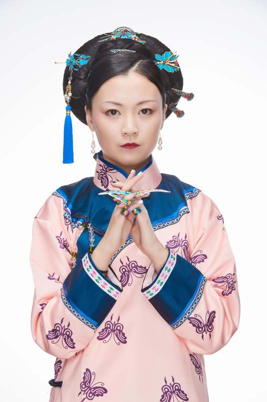 白色背景下的清代女性古装造型清朝古装图片