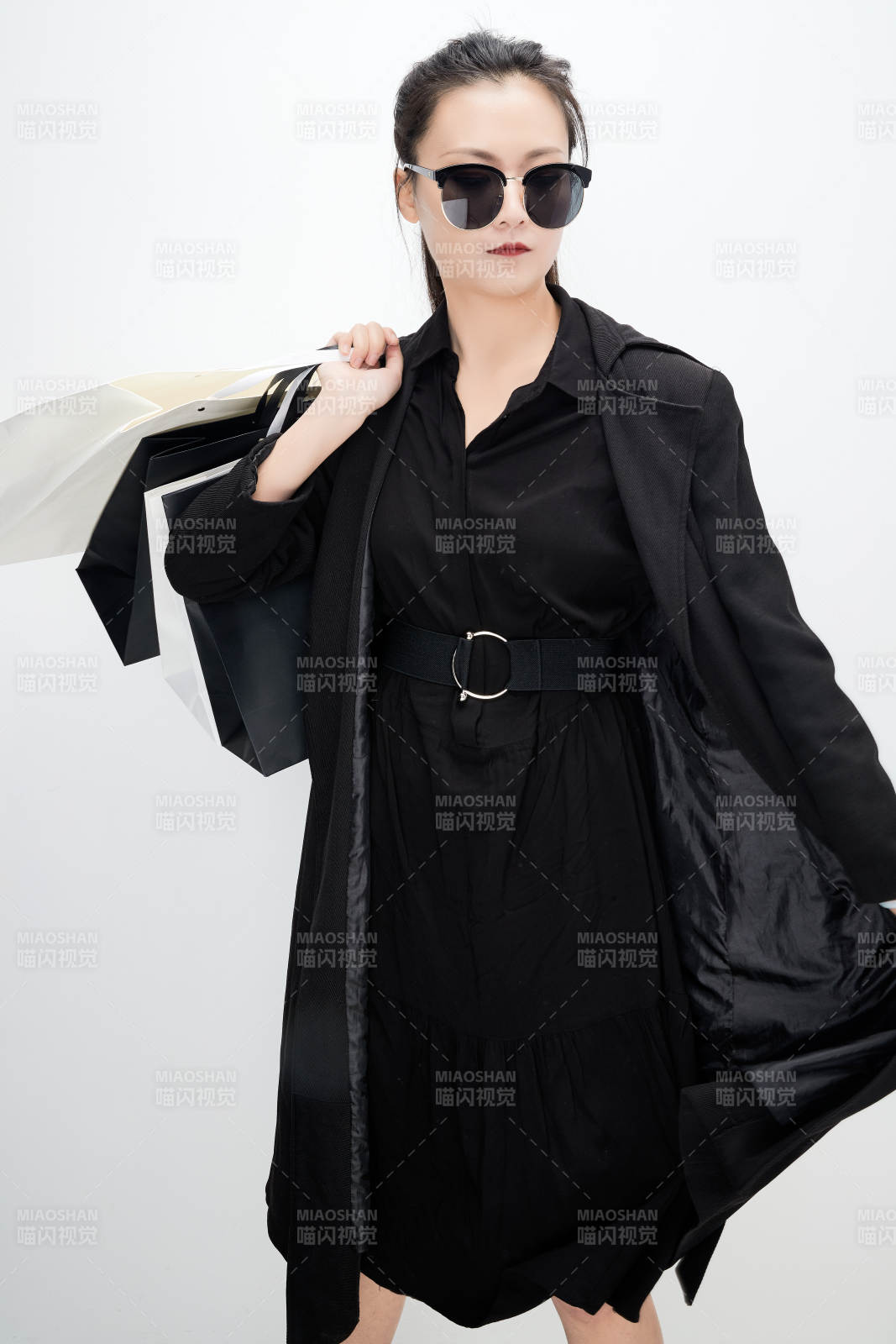 白色背景下手提购物袋时尚美丽的亚洲少女图片