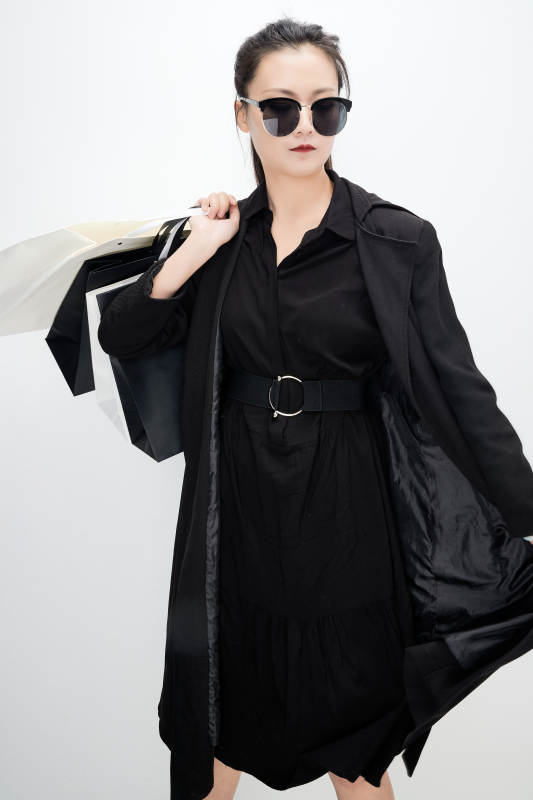 白色背景下手提购物袋时尚美丽的亚洲少女图片