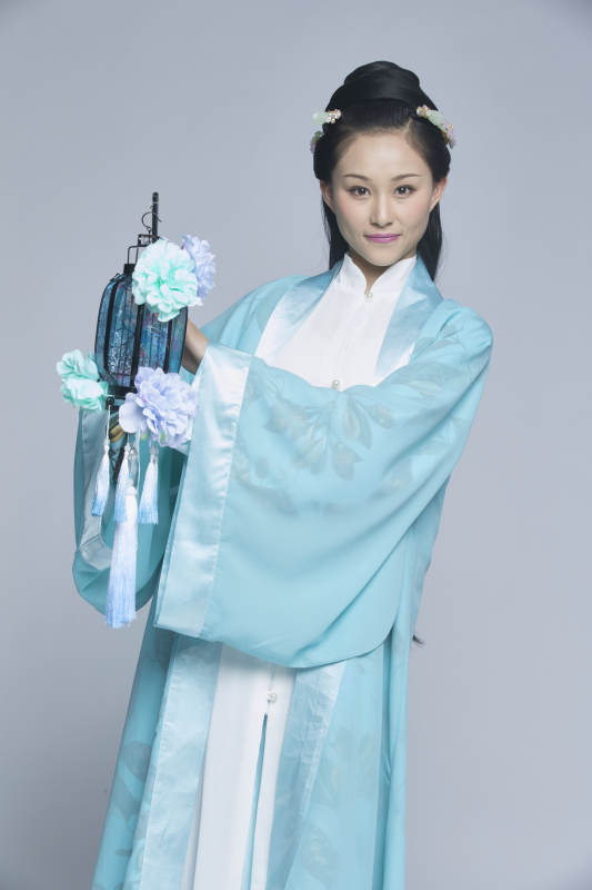 身穿古装的汉服女性人像汉服影棚拍摄图片