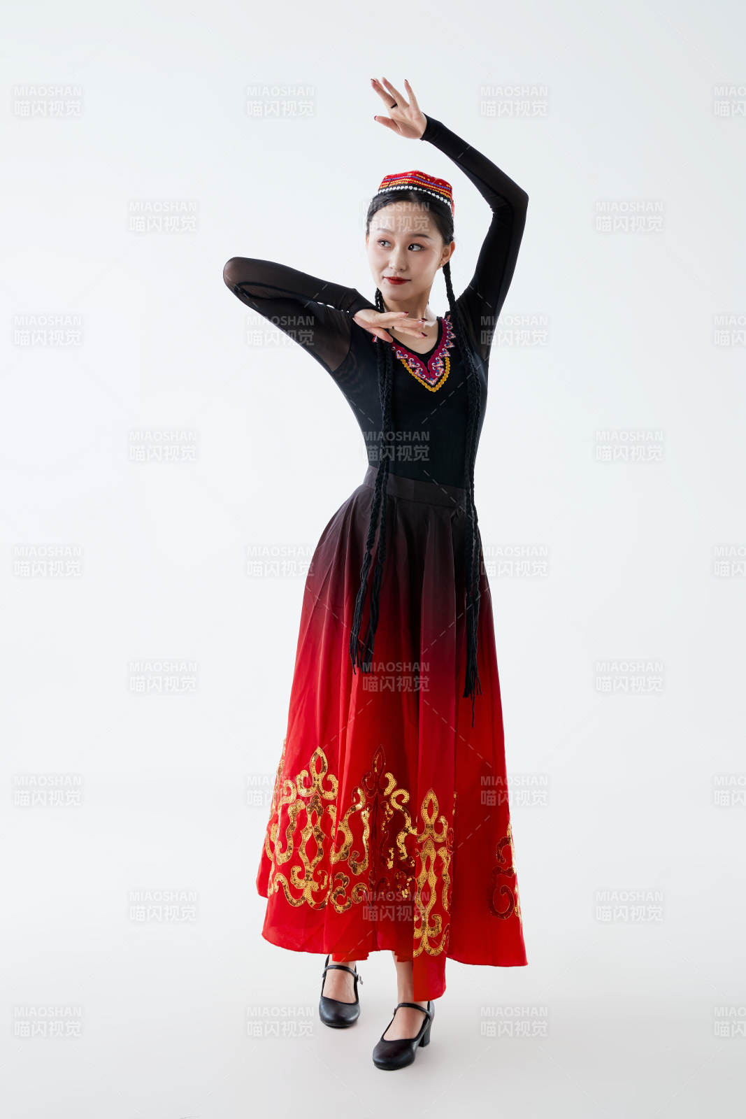 穿着新疆维吾尔族服饰跳舞的少女图片