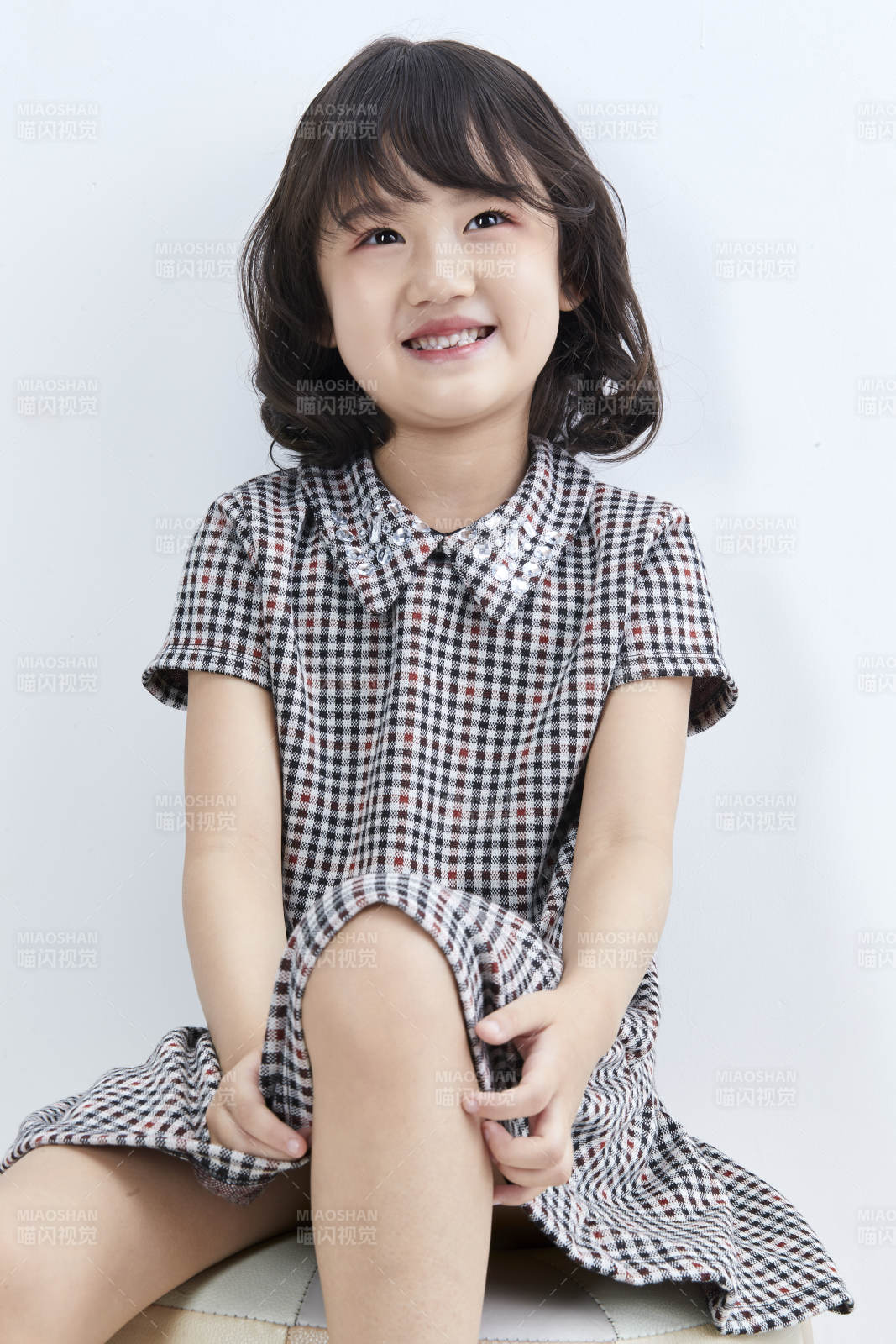 白色色背景的可爱的亚洲小女孩儿童图片