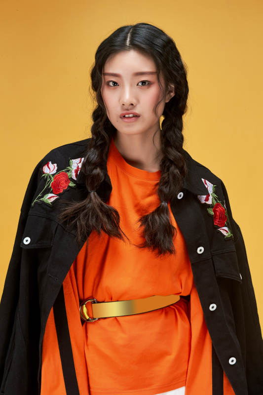 摄影棚拍摄的时尚亚洲女性模特图片