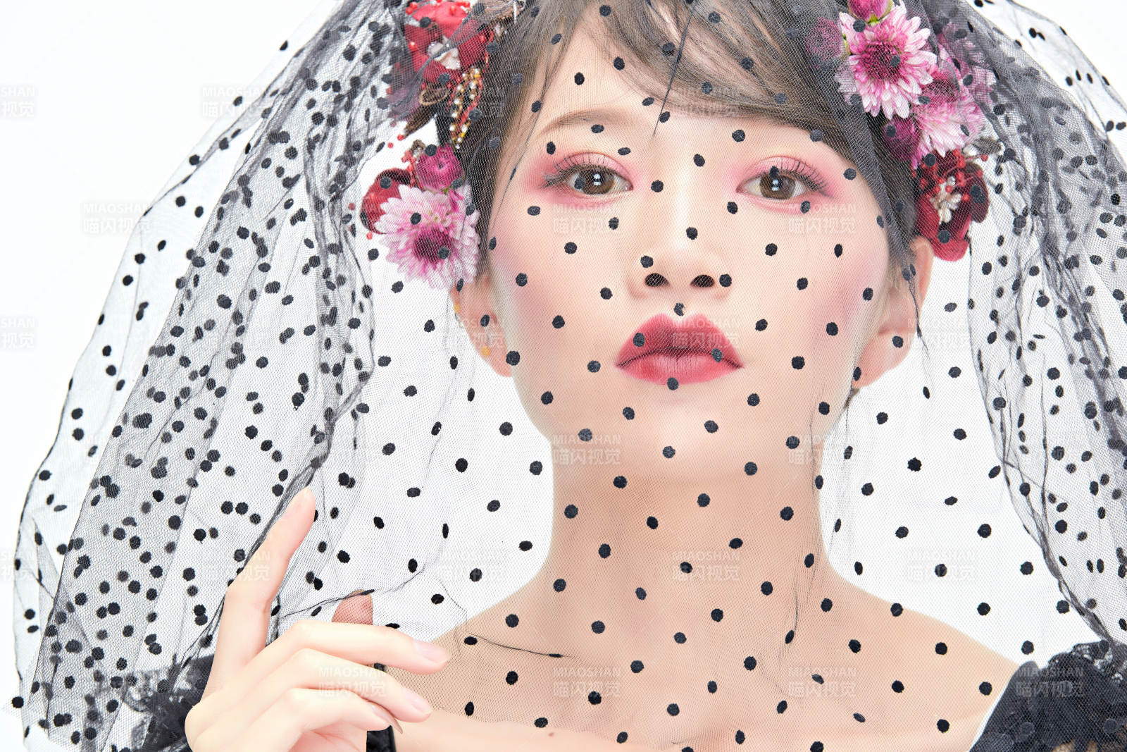 白色背景下的新娘彩妆美女人像图片