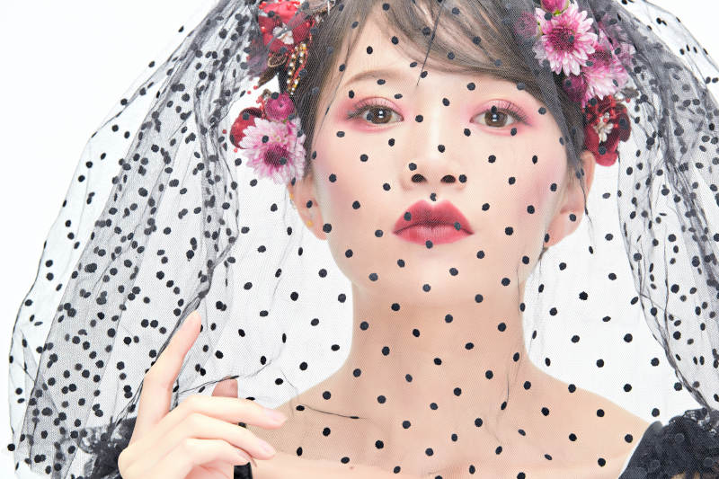 白色背景下的新娘彩妆美女人像图片