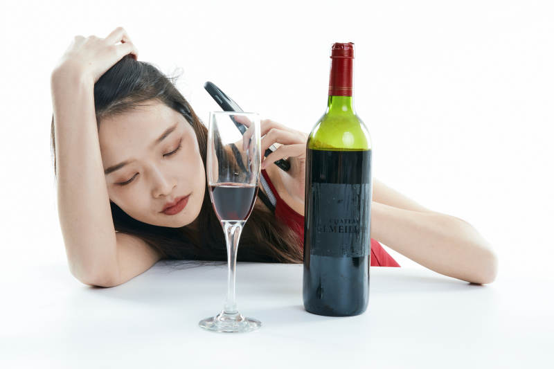 独自品尝红酒的亚洲女性图片