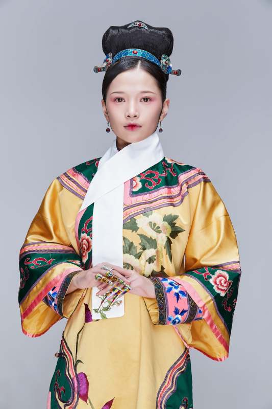 白色背景下的清代女性古装造型清朝古装图片