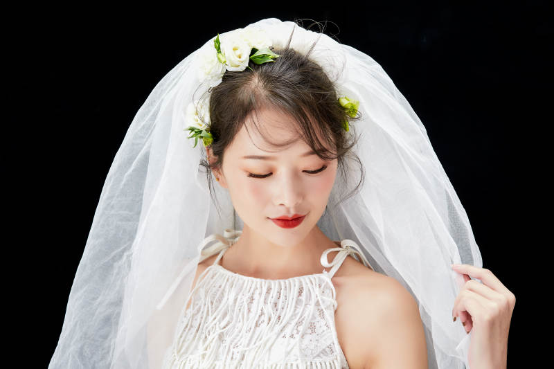 黑色背景下的美妆新娘彩妆人像图片