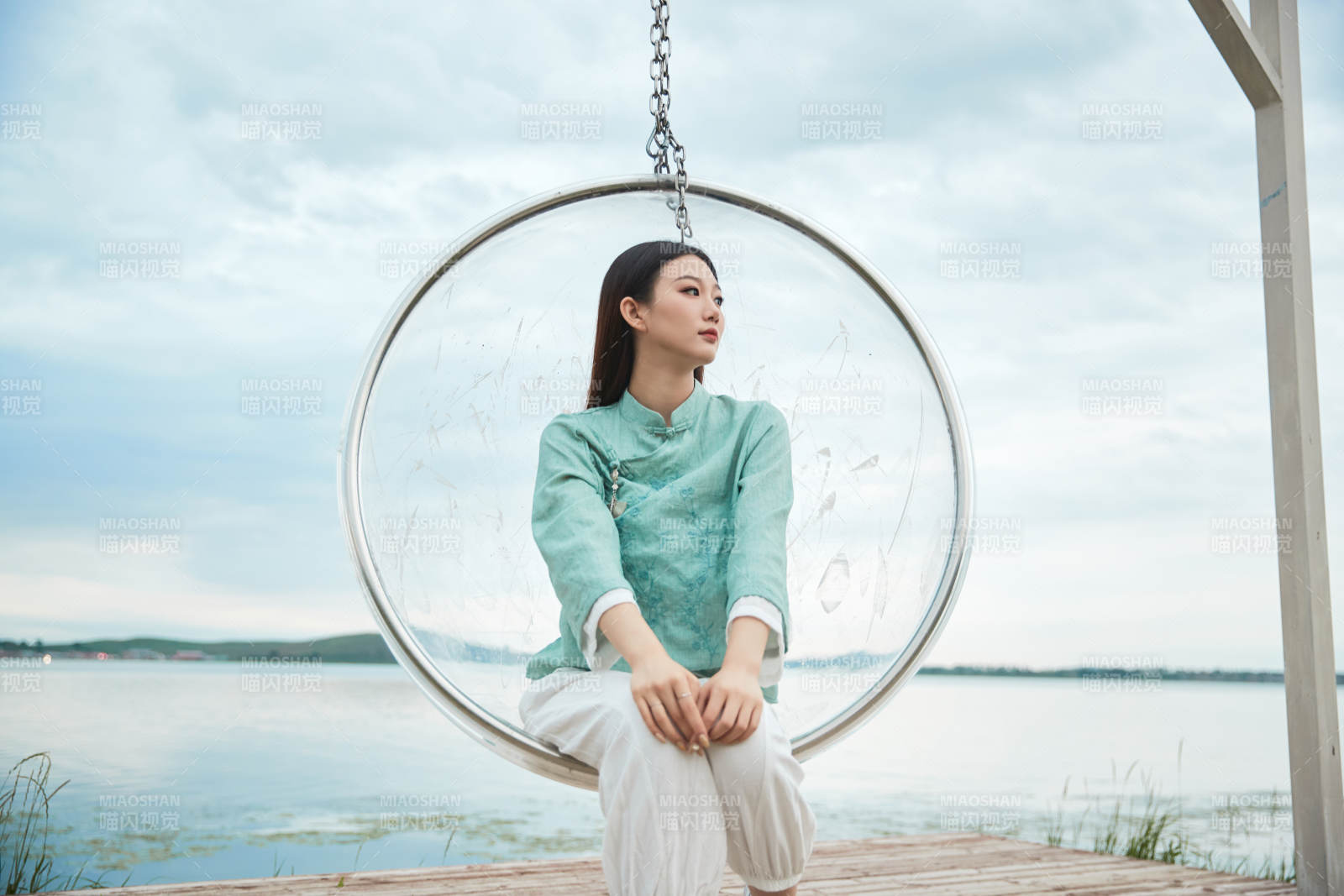 草原湖畔打卡点游玩拍照的亚洲少女图片