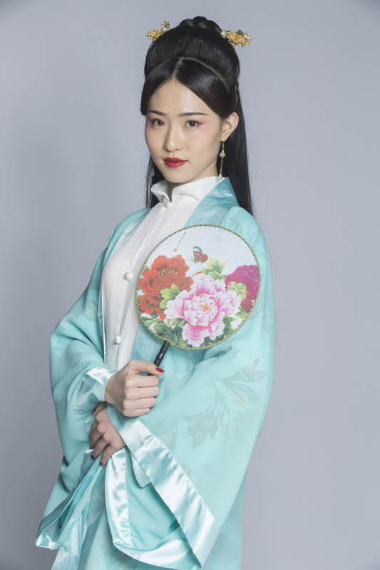 汉服风韵人像棚拍汉服少女图片