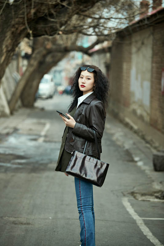 老旧城区里穿着复古港风的美丽清纯少女图片