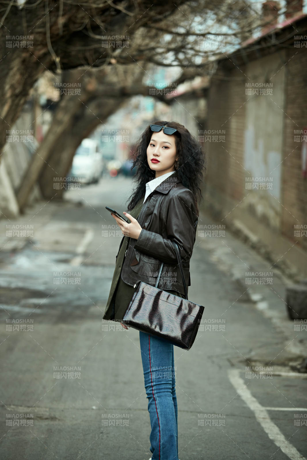 老旧城区里穿着复古港风的美丽清纯少女图片